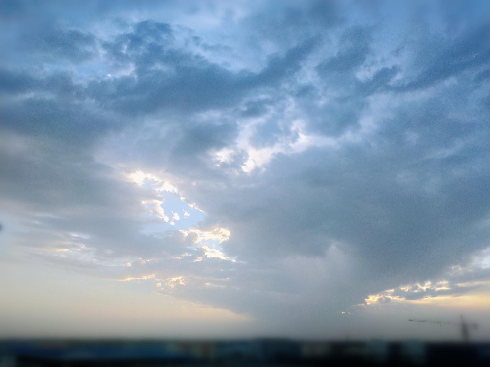 阿克苏市依干其乡长兴社区天空美如画