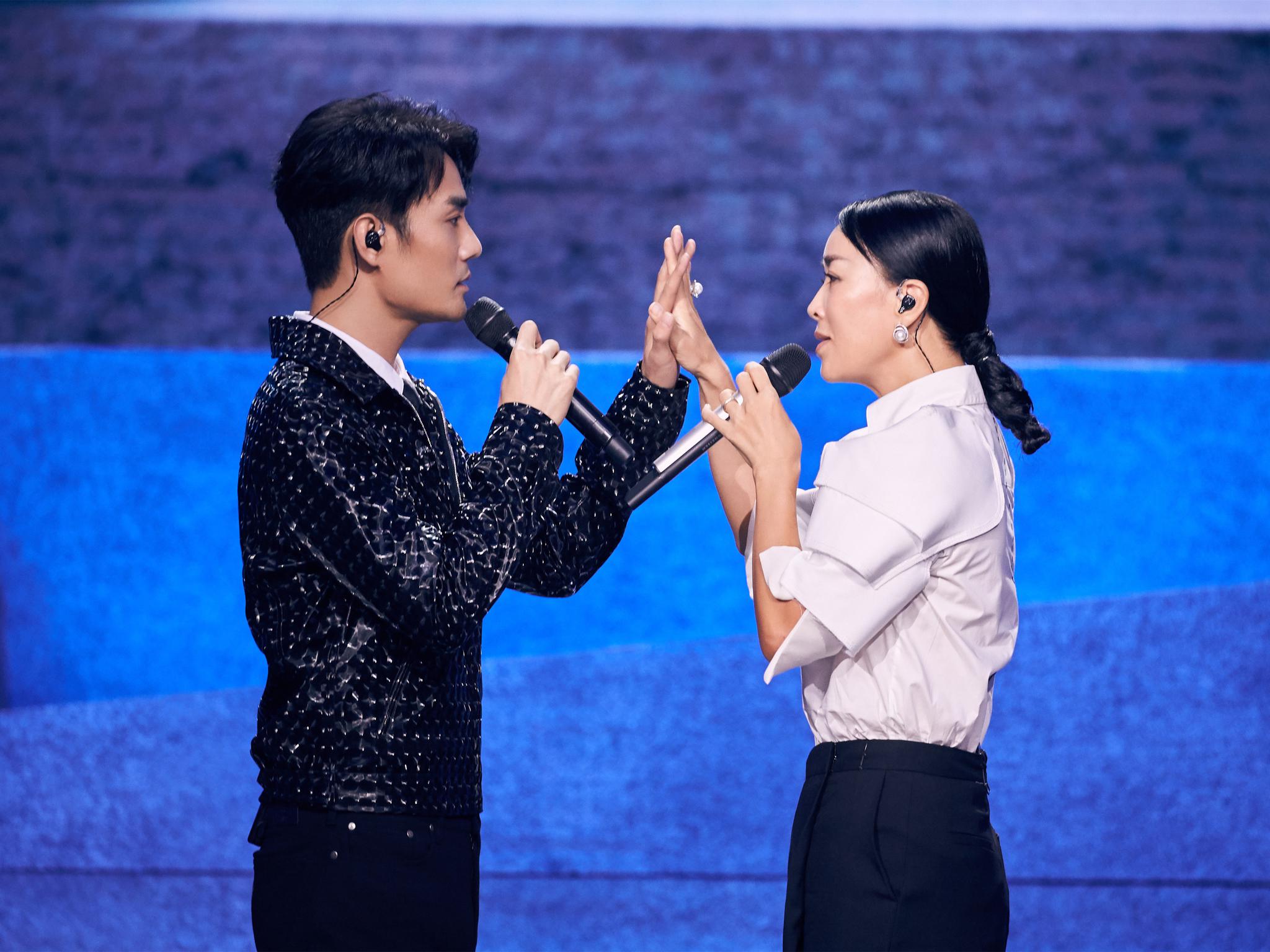 今晚的《跨界歌王》终于迎来了总决赛,王凯将与他的偶像那英合唱