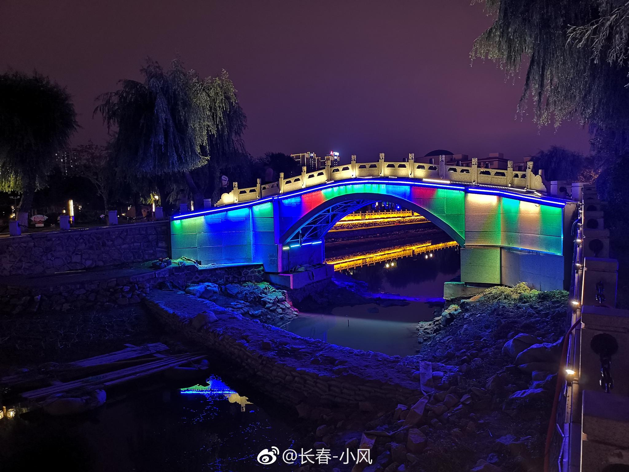 长春劳动公园彩色的桥