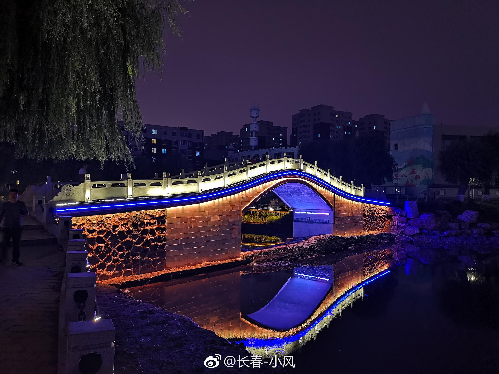 长春劳动公园彩色的桥