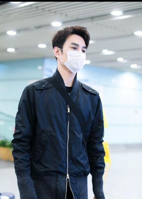 67王凯现身北京机场  身穿黑色大衣搭配黑色长裤高大帅气十分迷人