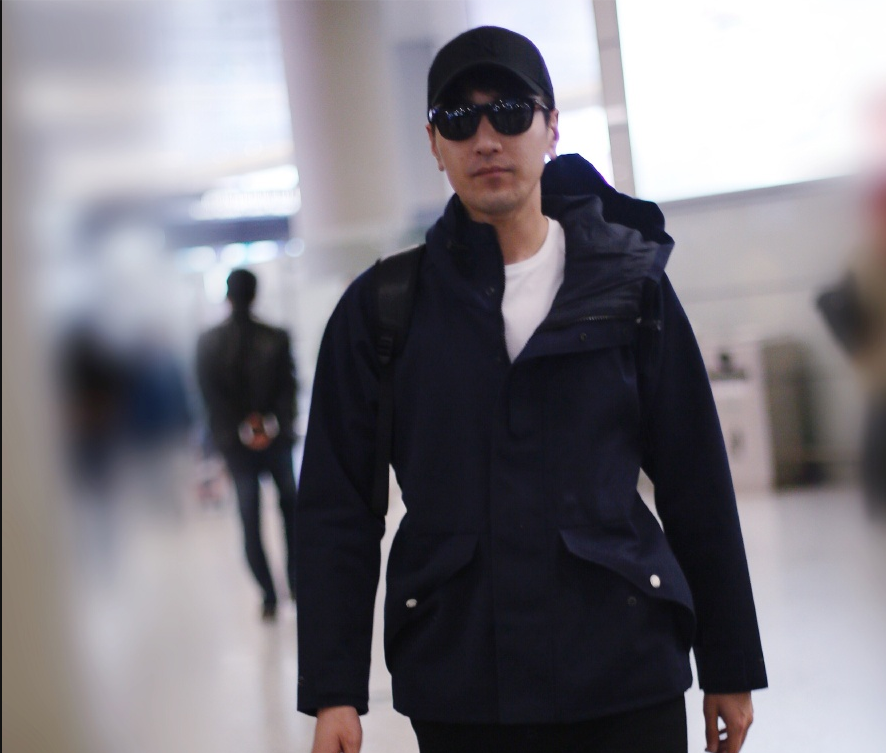 赵又廷头戴黑色棒球帽架黑色墨镜现身机场 背黑色双肩包帅气十足