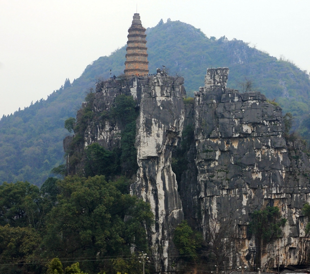 在桂林城区的南郊,漓江的东岸,有一座小山名为塔山,海拔194米, 相对