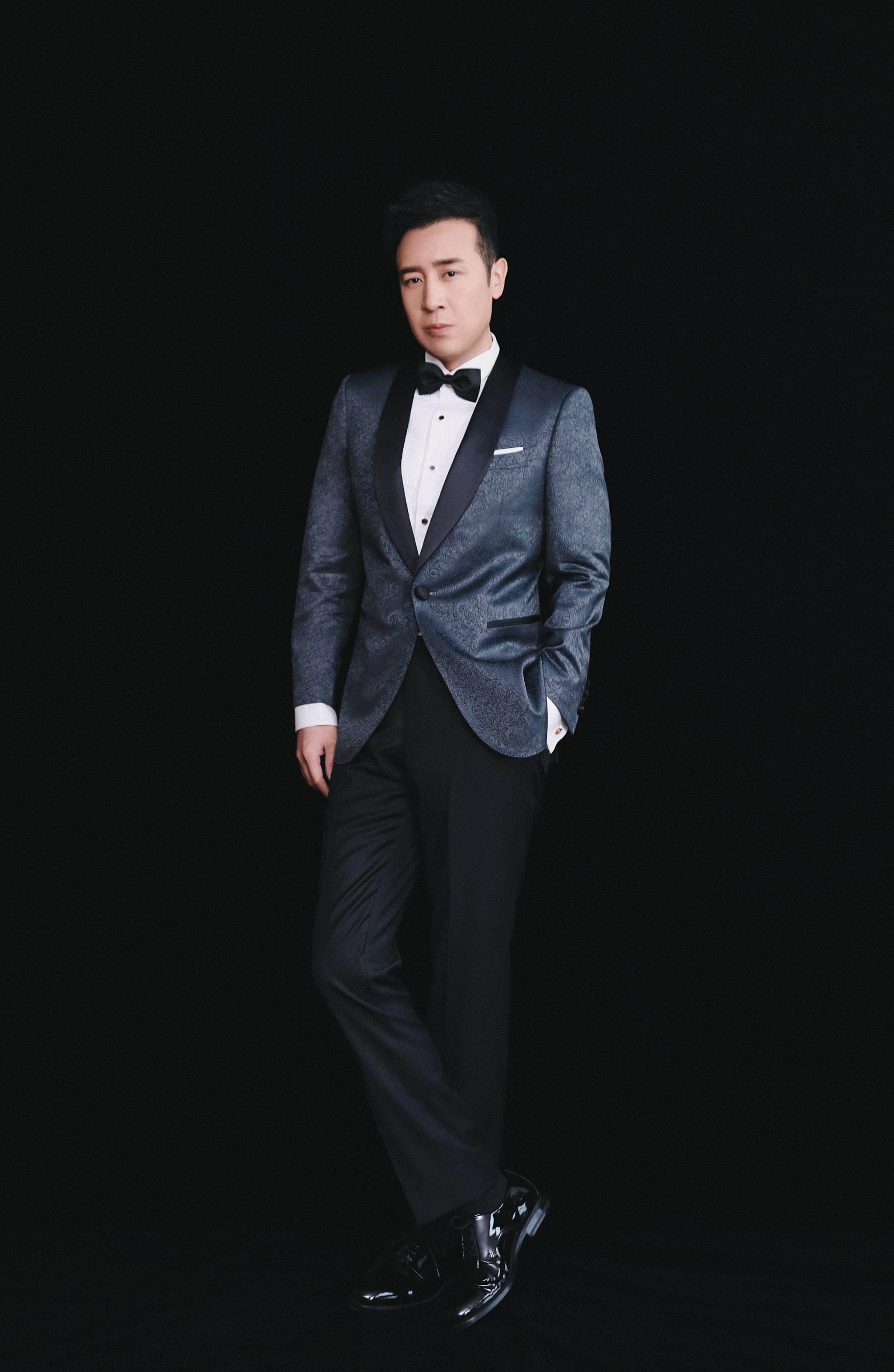 今晚出席第八届 灰色刺绣西装外套低调华丽,大长腿实力抢镜