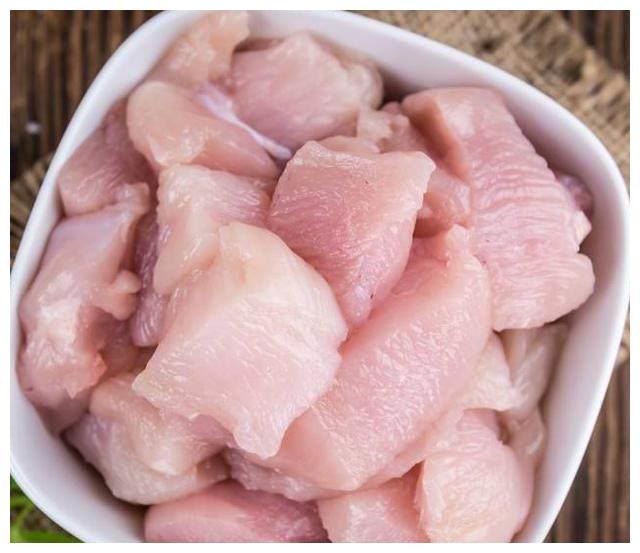 两块鸡胸肉,拌一拌蒸一蒸,比粉蒸肉好吃