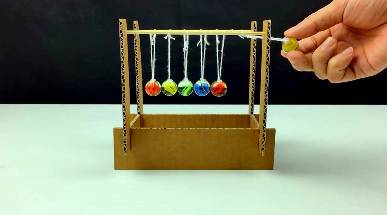 用纸板和玻璃珠做的简易牛顿摆,这响声听起来特带感