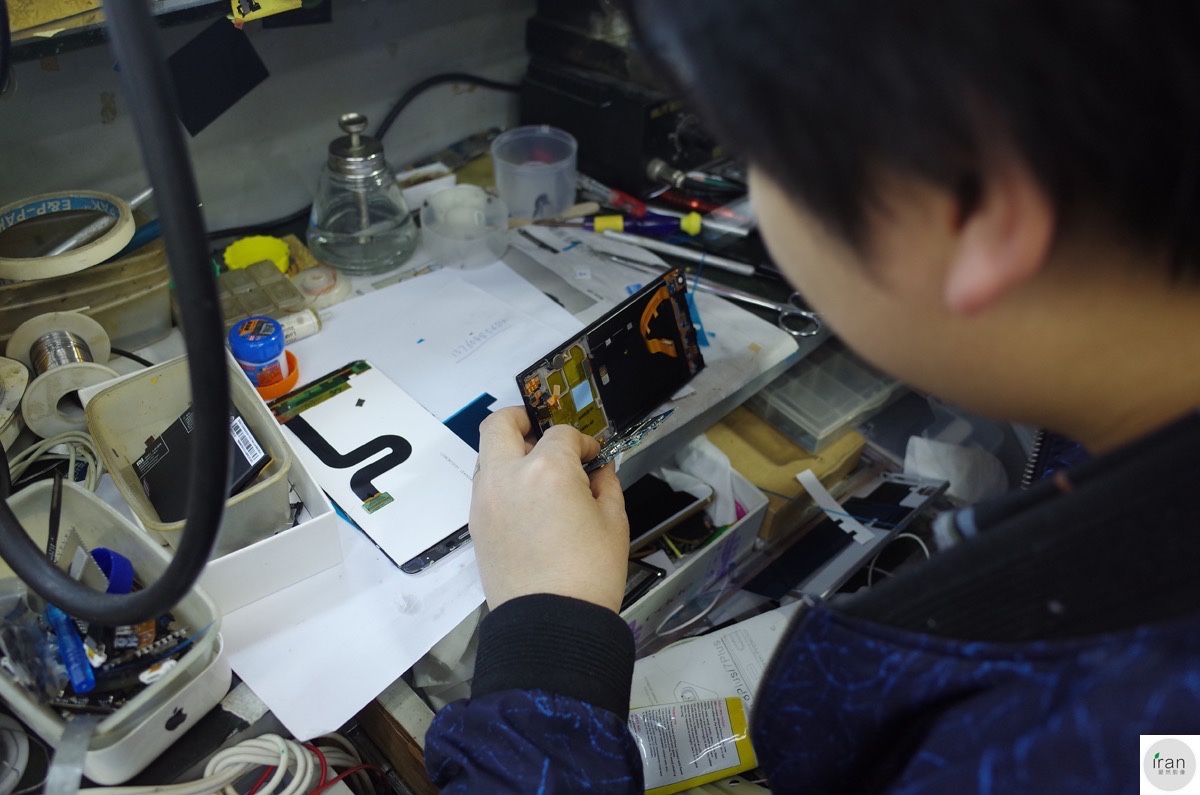 他们的工作台都很简单,一些小工具再加一些电焊设备.