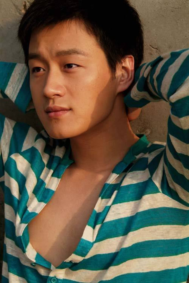 他是最帅的单眼皮男演员,和妻子恩爱11年,如今一家五口都像他__财经头条
