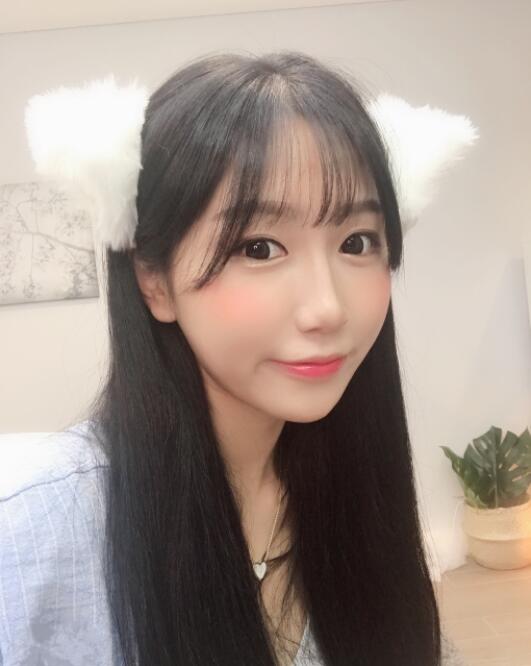 斗鱼主播小深深退学回国 放弃国外读研机会专心做主播引争议