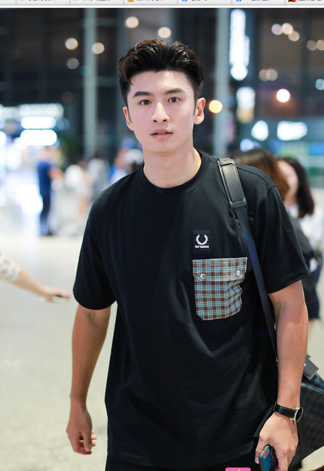 张云龙身穿黑色t恤搭配黑色短裤现身机场 发型潮范造型酷感十足