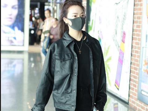 张紫宁扎着马尾辫戴着黑色口罩遮面现身机场 全黑造型酷劲十足