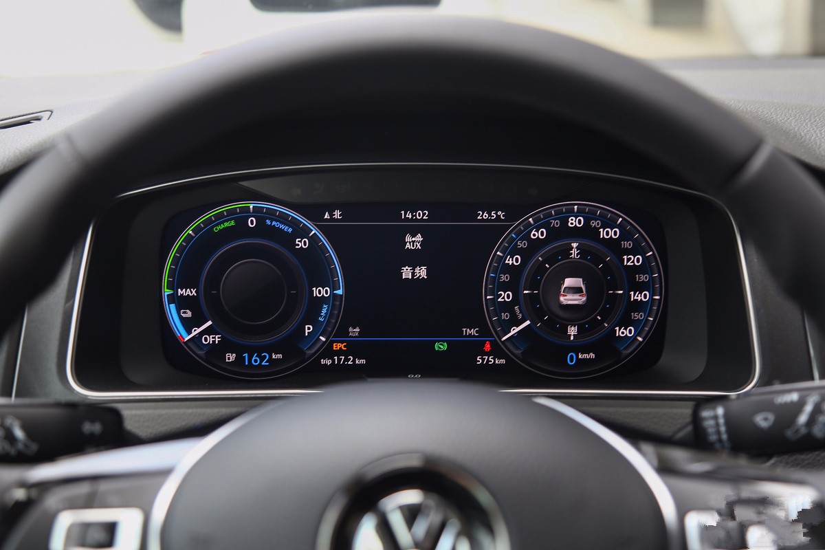 3英寸全液晶仪表盘,三种视图模式,区别显示的内容有所不同.