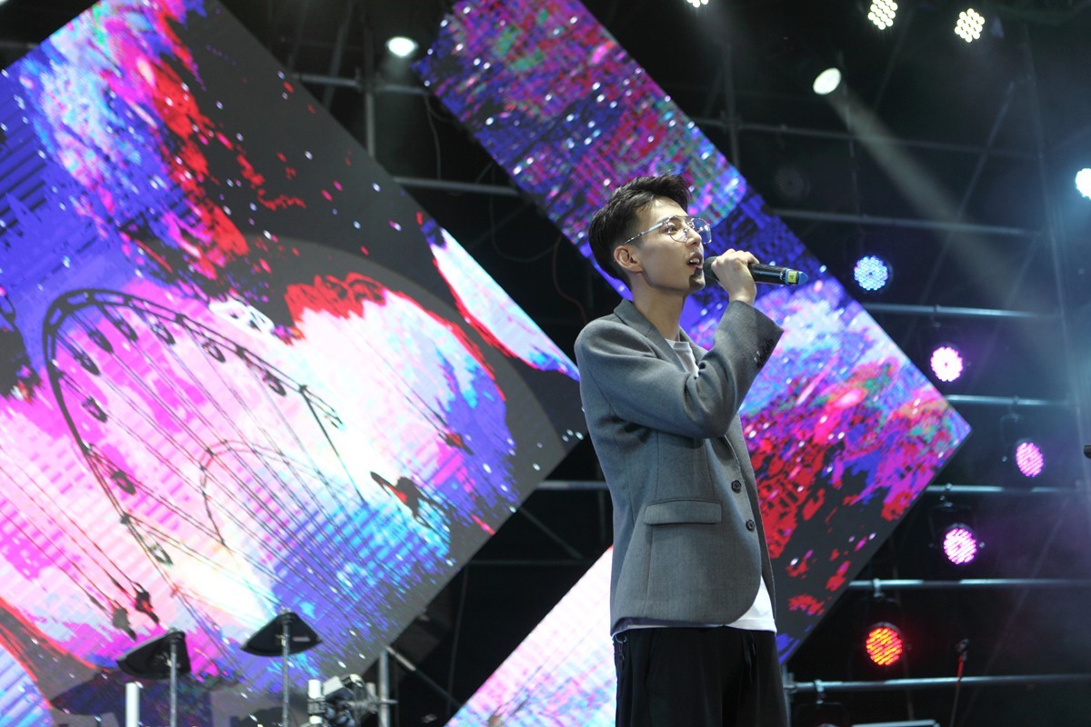 扬州昌建网络音乐节人气爆棚,歌手张驰"带你去旅行"引爆大合唱