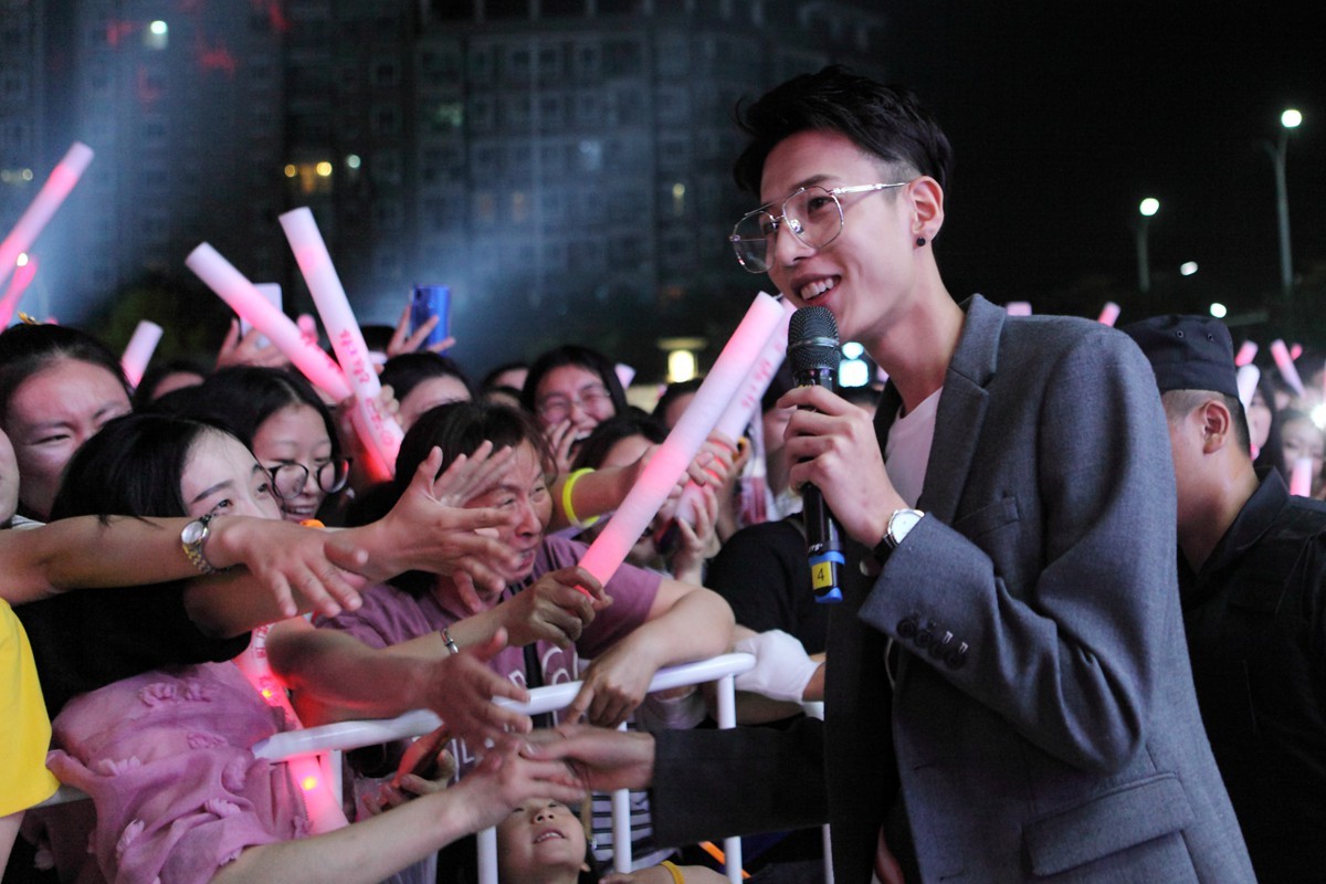 扬州昌建网络音乐节人气爆棚,歌手张驰"带你去旅行"引爆大合唱