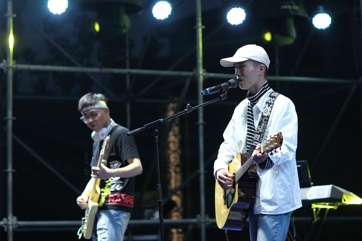 扬州昌建网络音乐节人气爆棚,歌手张驰"带你去旅行"引爆大合唱