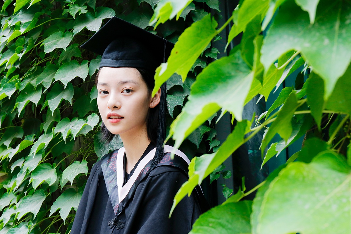 张艺上圆满毕业中戏 甜美学士服尽显青春