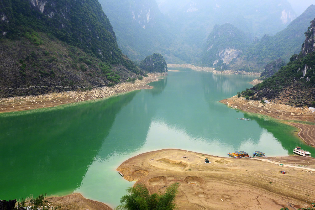 山秀水美在广西,百色凌云浩坤湖.最爱还是中国山水,浓浓的水墨画