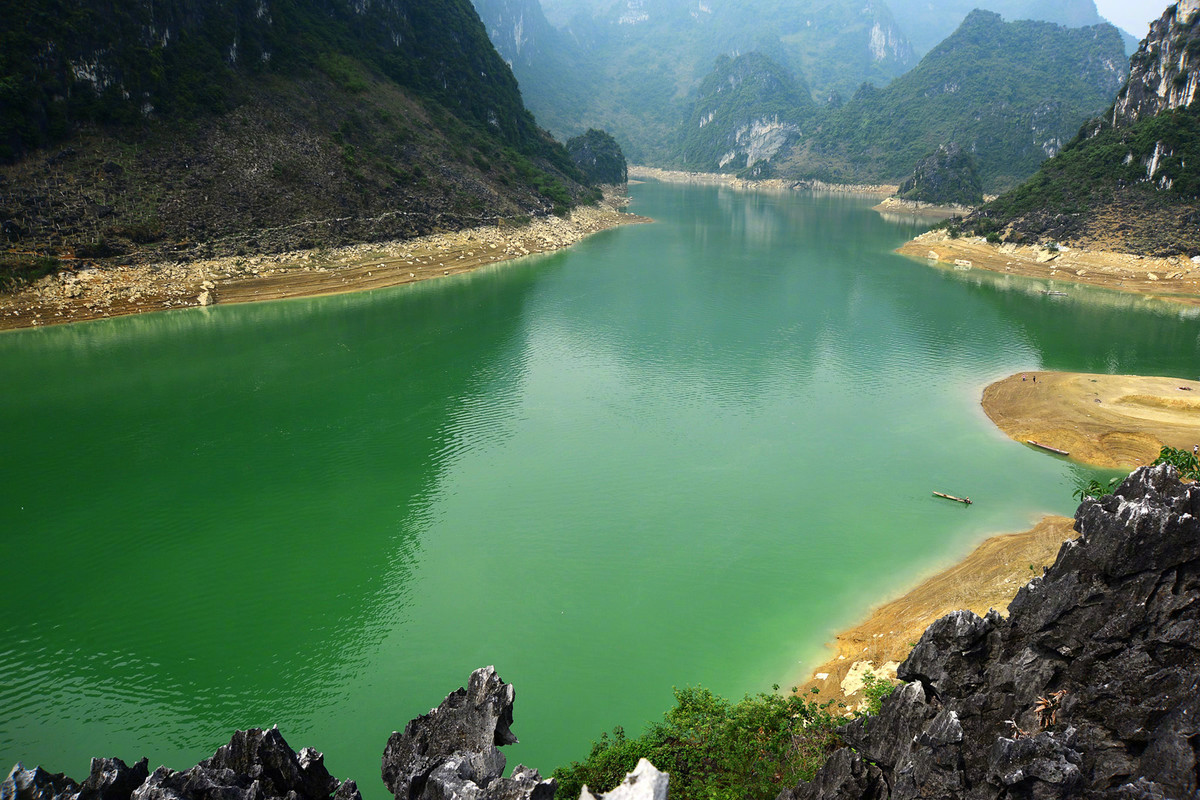 山秀水美在广西,百色凌云浩坤湖.最爱还是中国山水,浓浓的水墨画