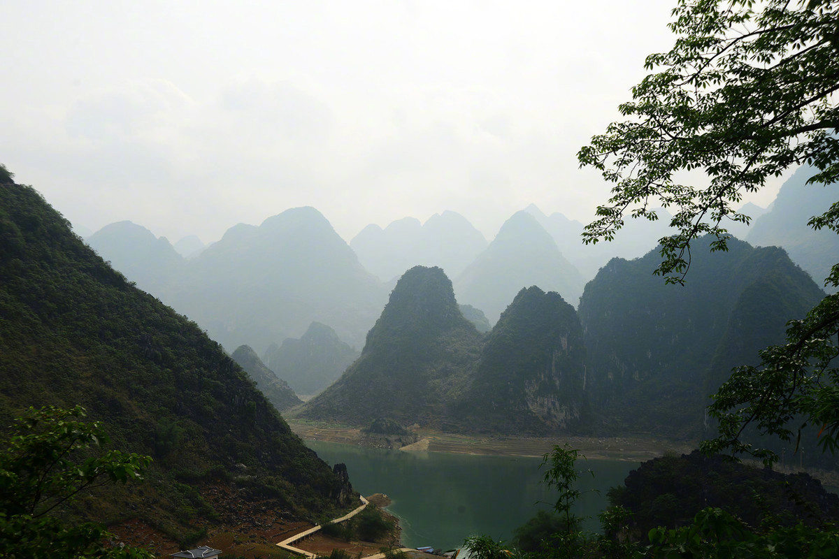 山秀水美在广西,百色凌云浩坤湖.最爱还是中国山水,浓浓的水墨画