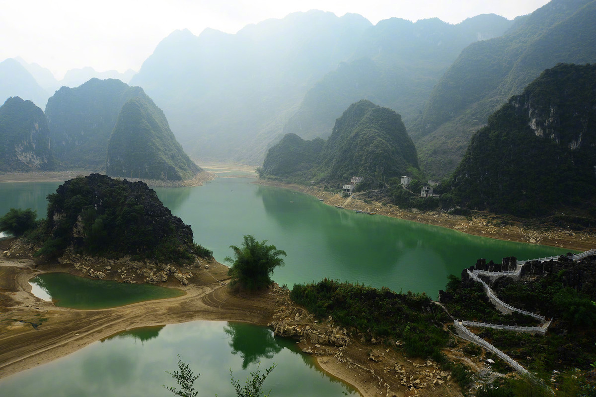 山秀水美在广西,百色凌云浩坤湖.最爱还是中国山水,浓浓的水墨画