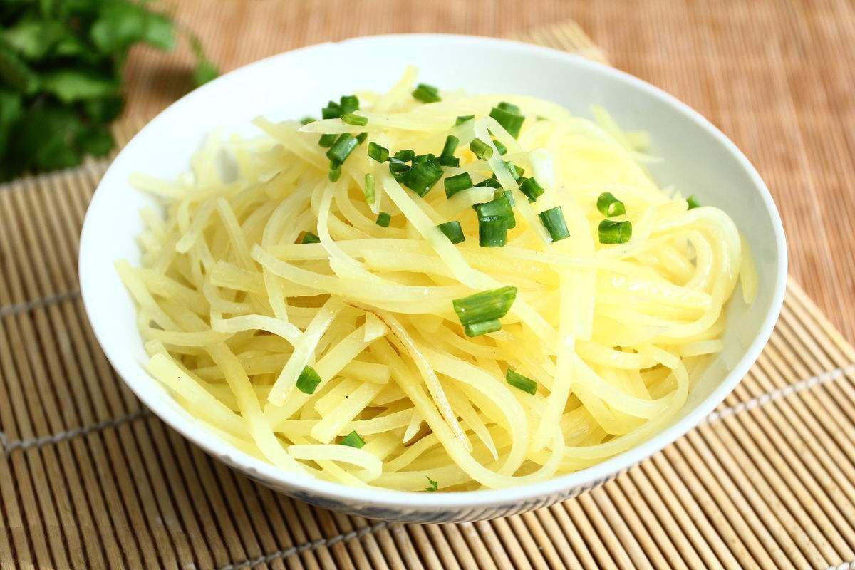 炒土豆丝简单?弄错一点就失败,星厨教您诀窍,根根脆爽又滑润!