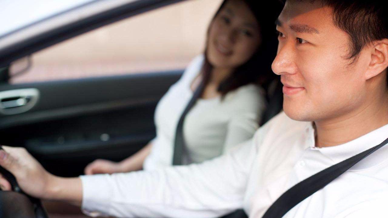 女人搭男人的车坐副驾驶,被男人老婆撞见,你认为她坐副驾合适吗