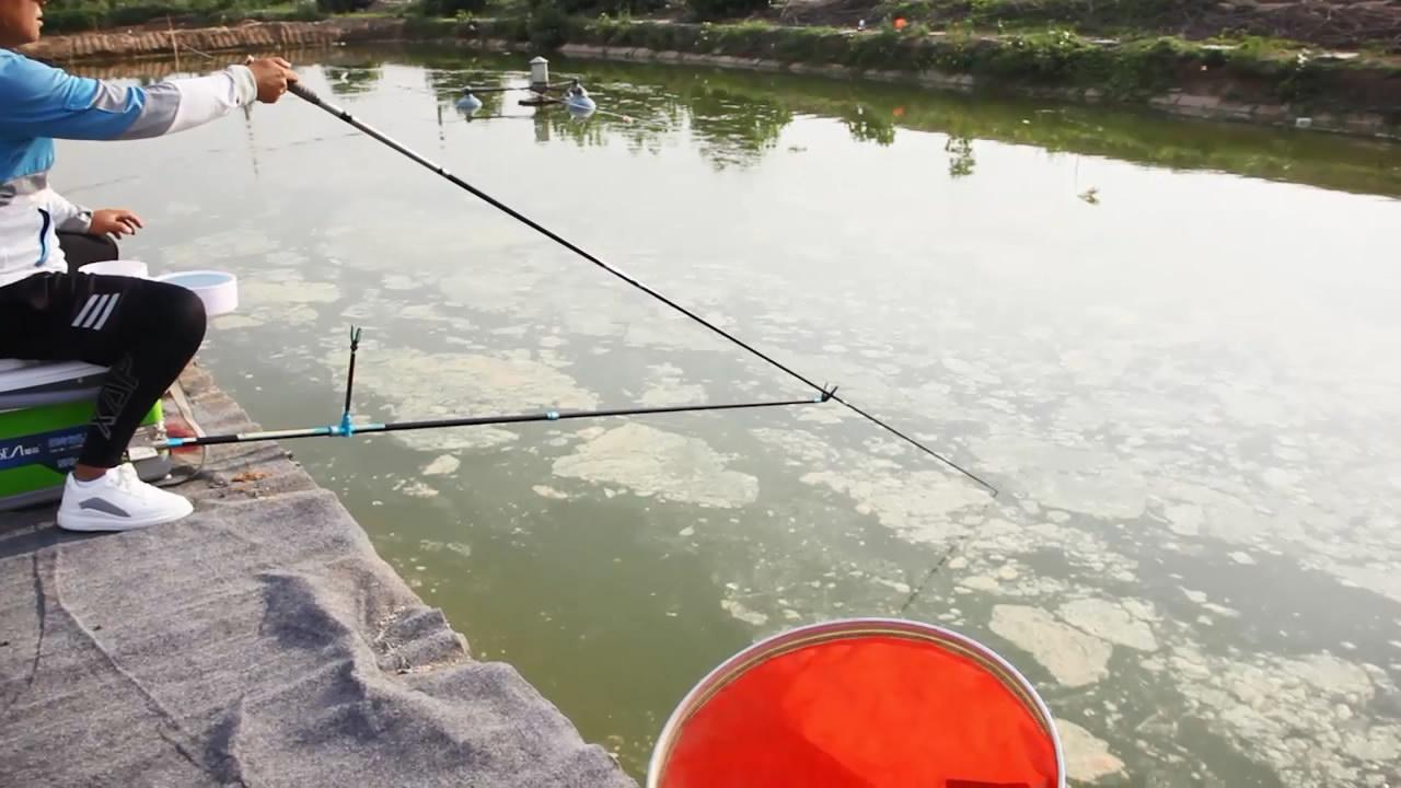 然后压水线的正确动作,我们来学习一下.在抛竿入水后,我们先快速坐下.