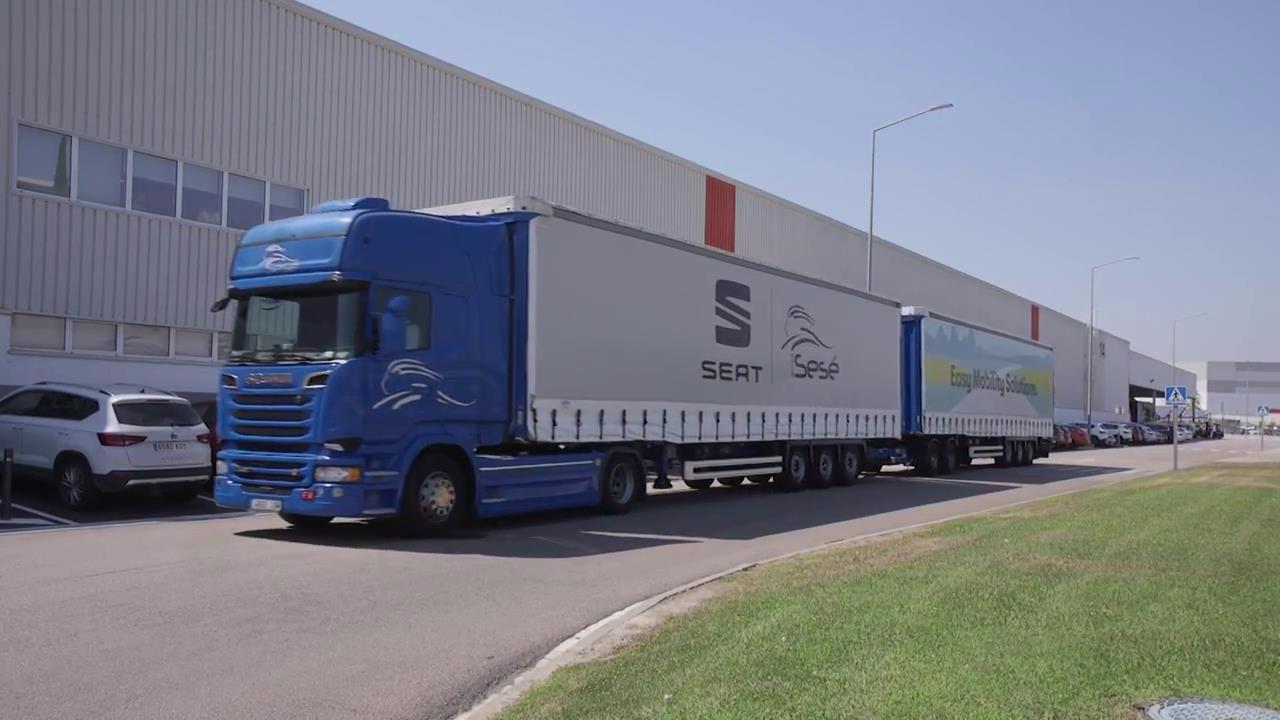 欧洲路面上最长的卡车斯堪尼亚30米长卡车鉴赏