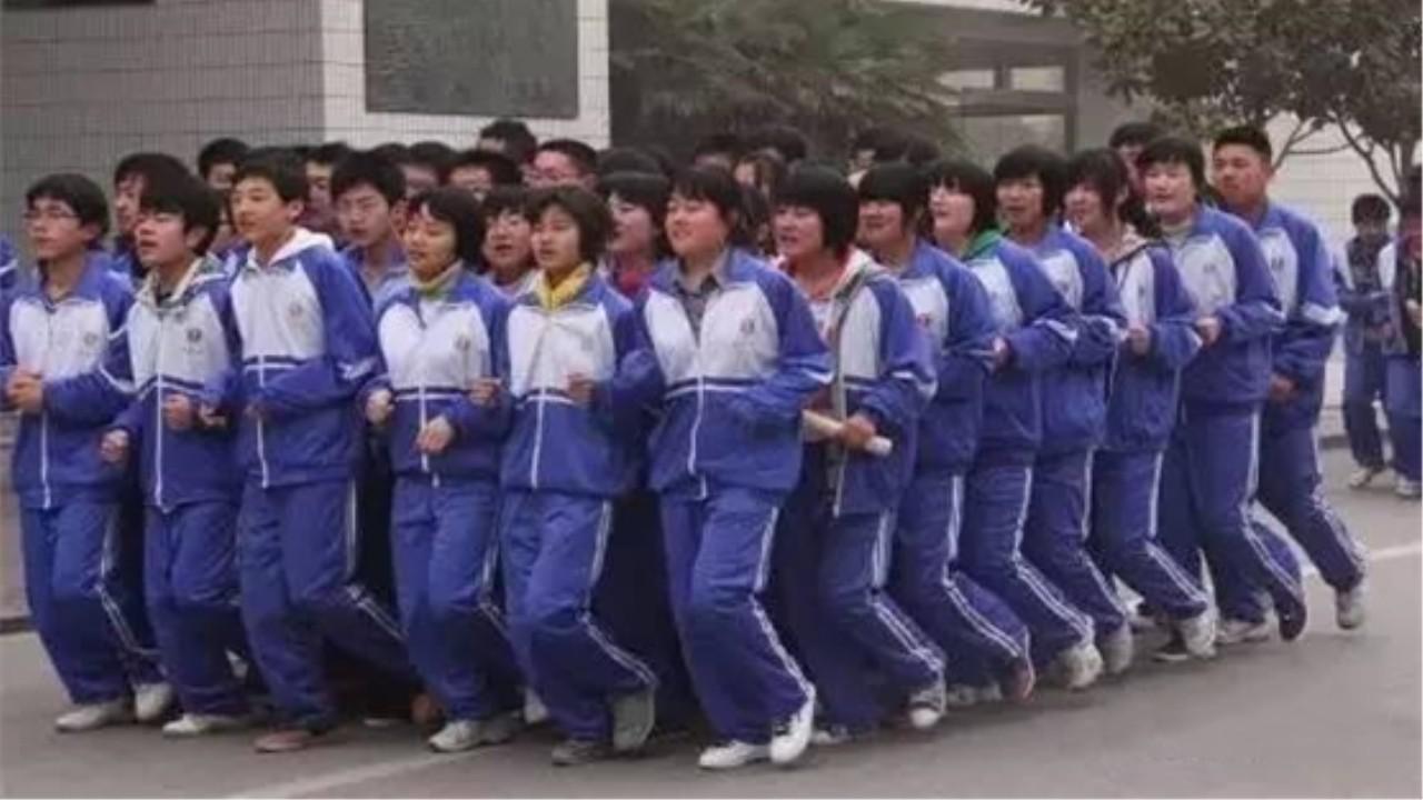 为什么中国校服又丑又大?看完心情复杂
