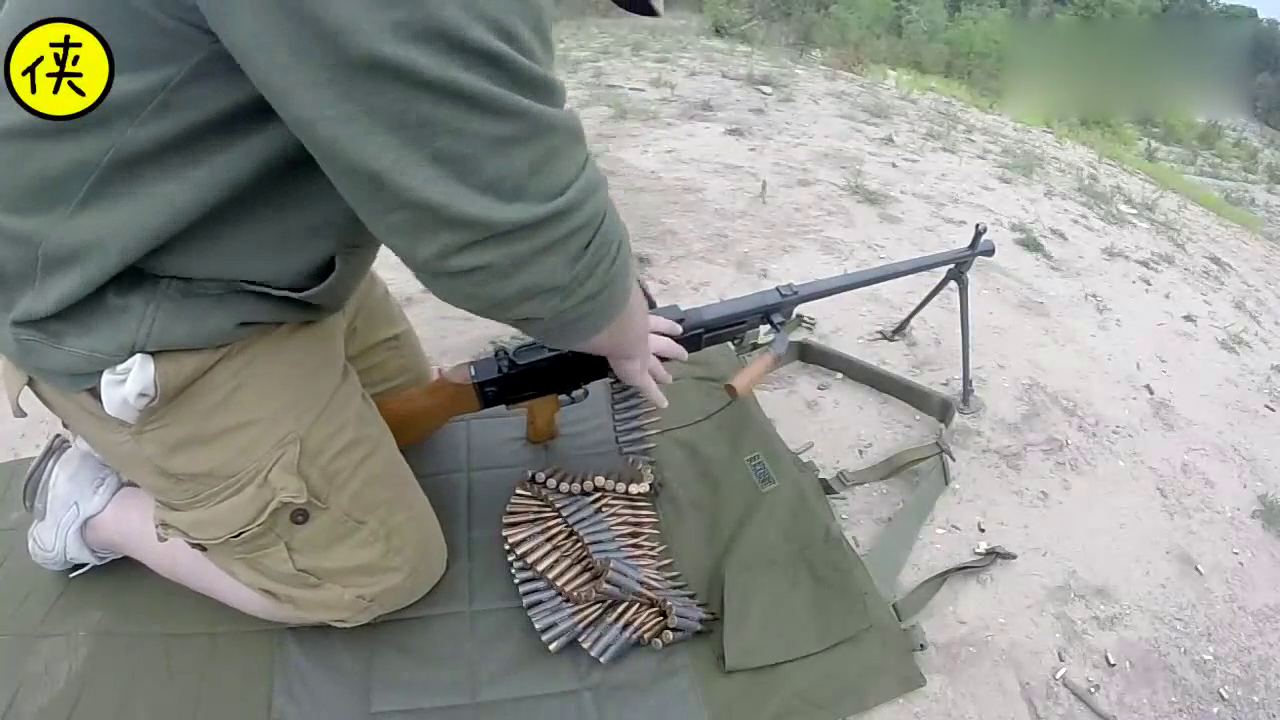 老外试射捷克vz59式通用机枪,数米弹链持续射击不卡壳!