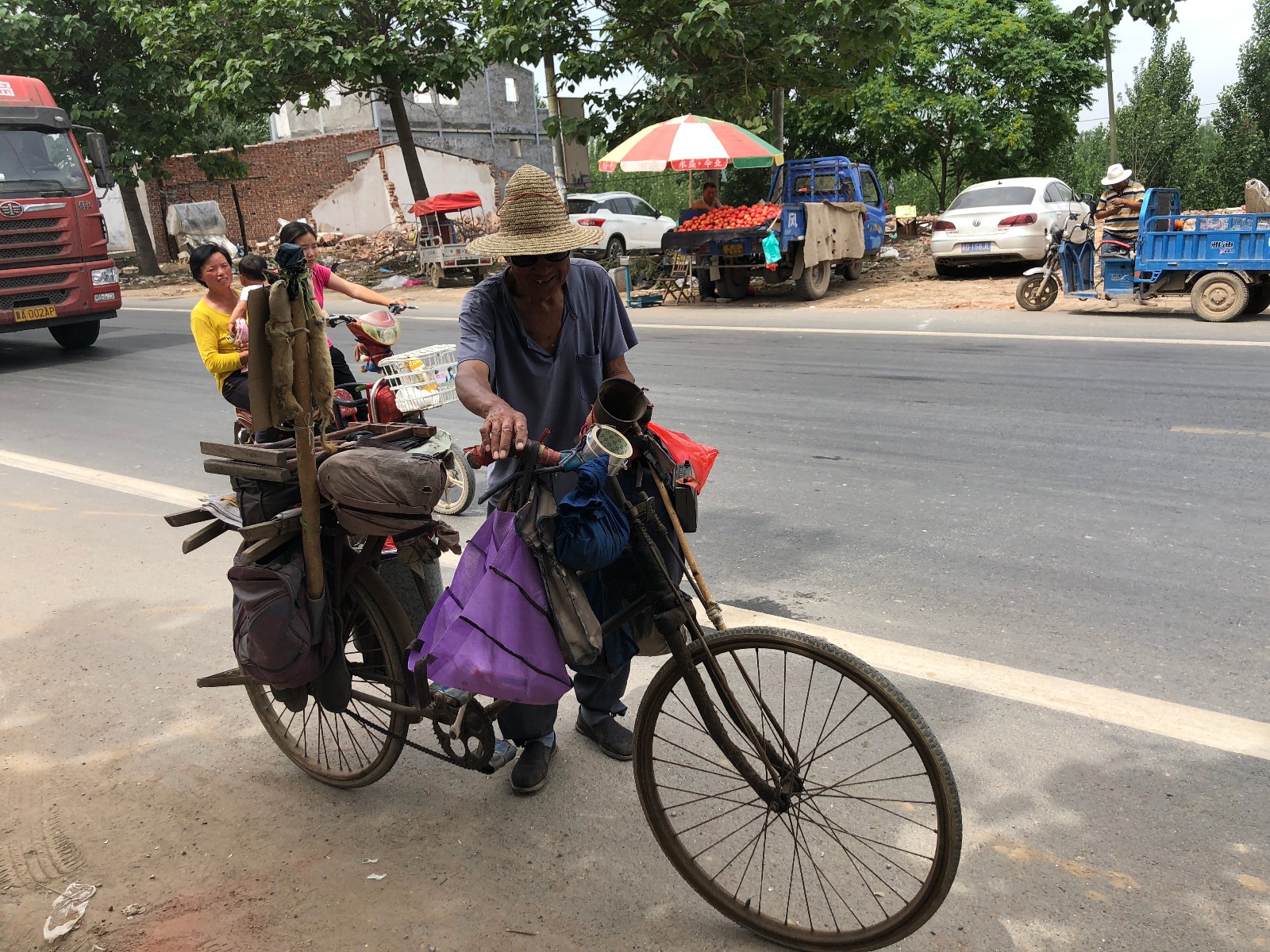 年迈老人为什么那么大岁数出来卖东西,知道原因后心情很沉重!