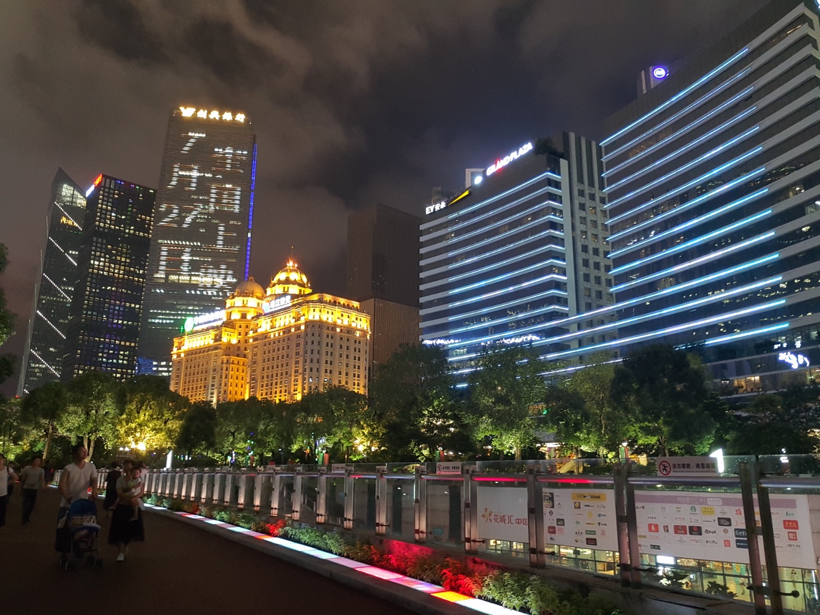 广东广州实拍广州市珠江新城最迷人的夜景你带她来过吗