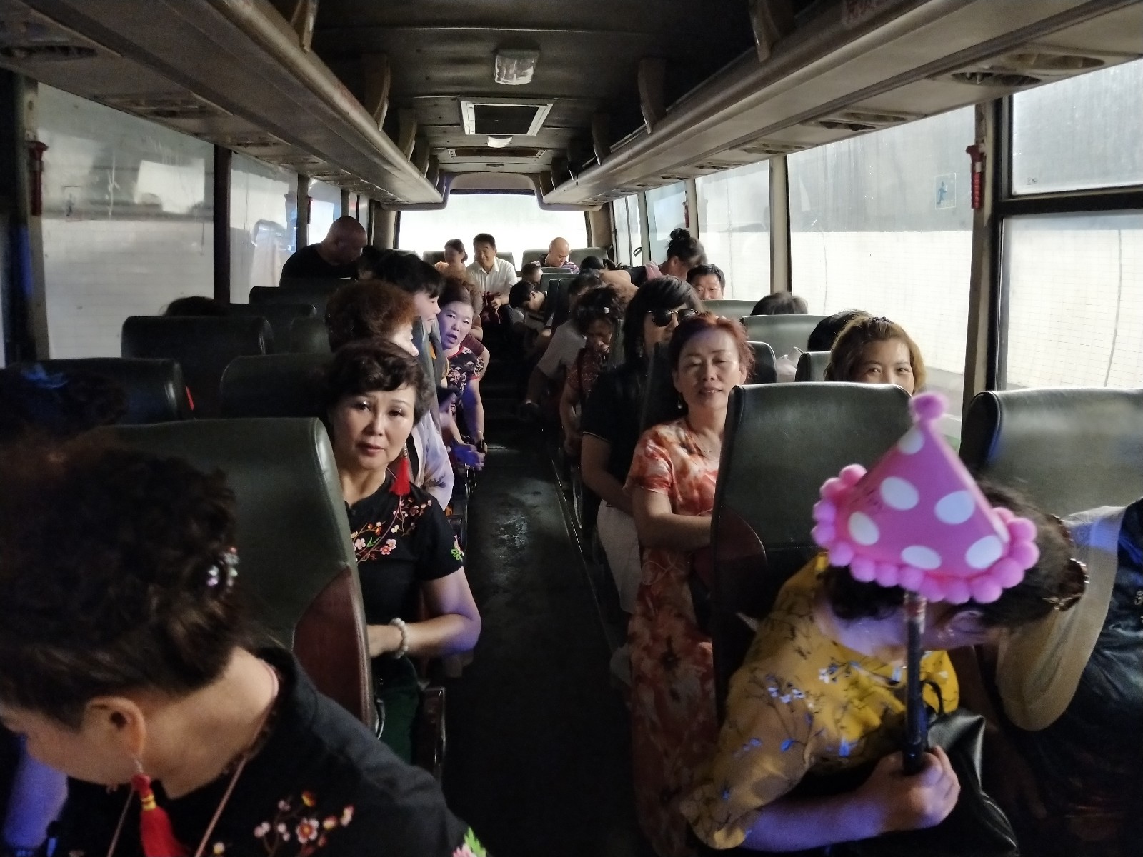 大客车炸胎 数十名受惊吓乘客 步行 游 高速