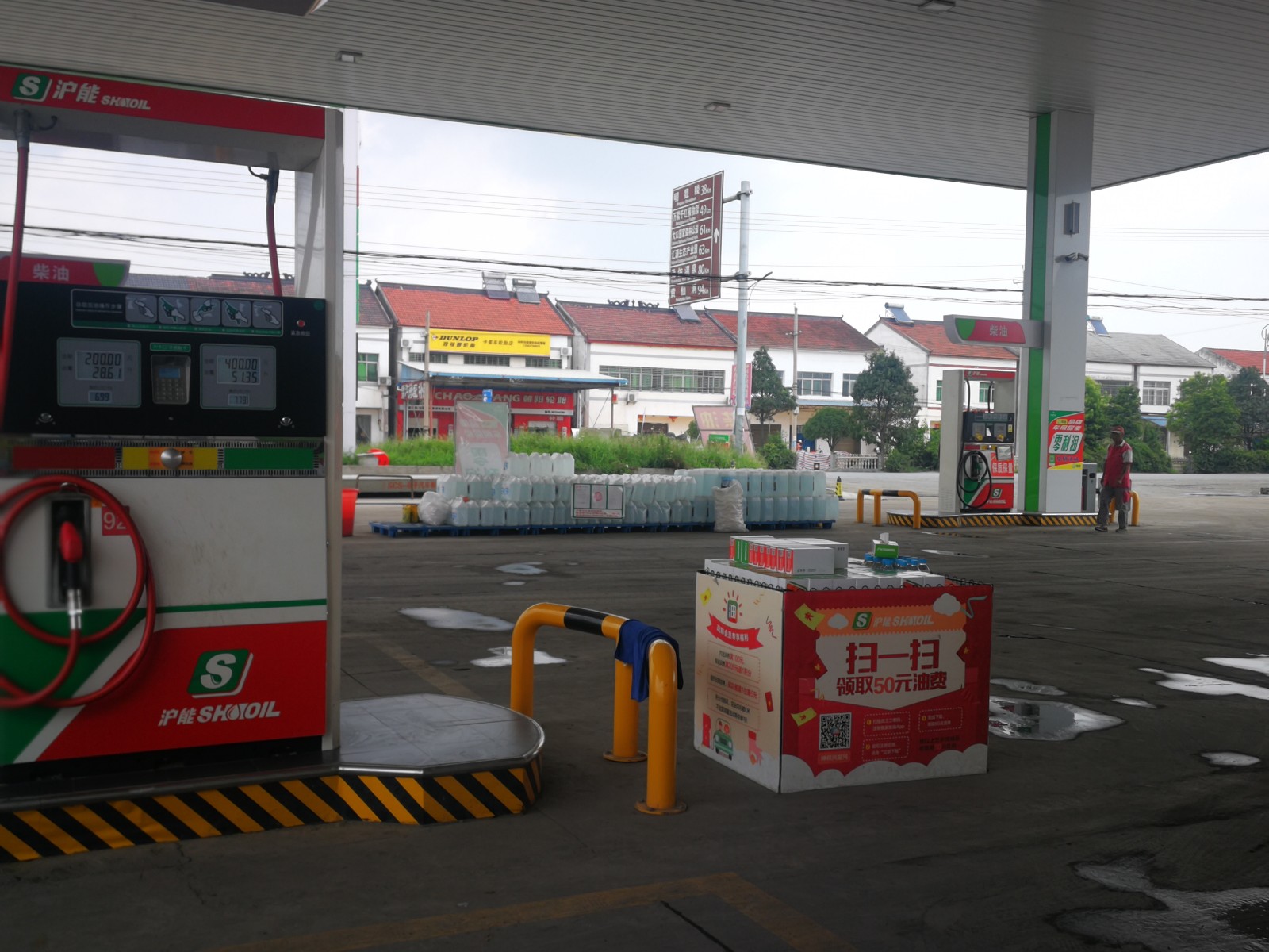 加油站免费洗车现场送礼连早餐也包了 车主:在我们这已经普及了