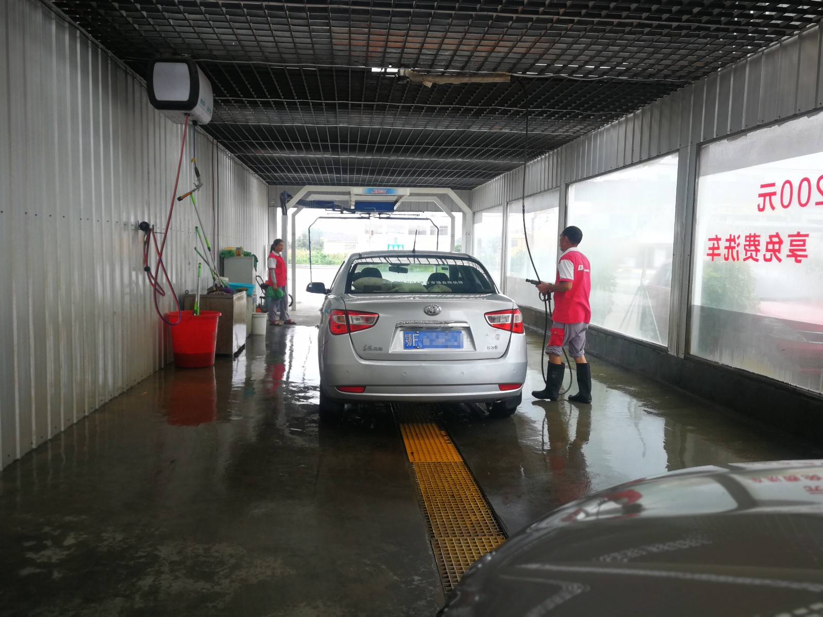 加油站免费洗车现场送礼连早餐也包了 车主:在我们这已经普及了
