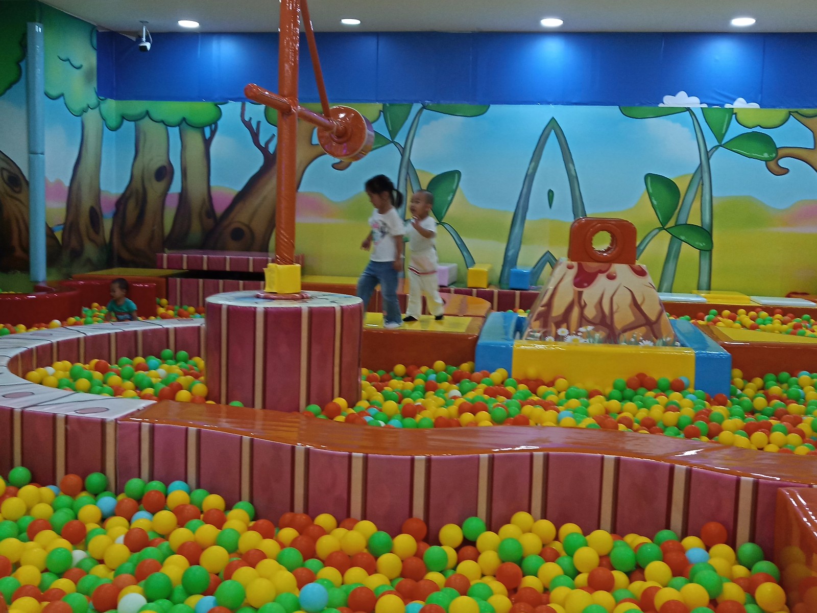 这么大的游乐场就几个孩子玩 这是包场了吗?