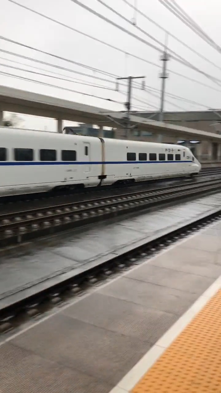 近距离感受祖国高铁~下雨天的错车瞬间~很震撼