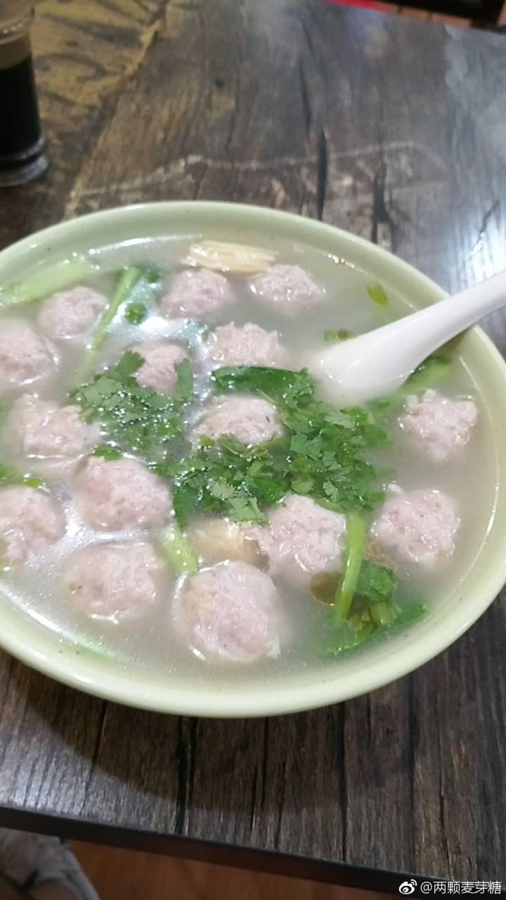 生汆丸子汤谈不上是陕西地方小吃,可能在全国的任何地方都有