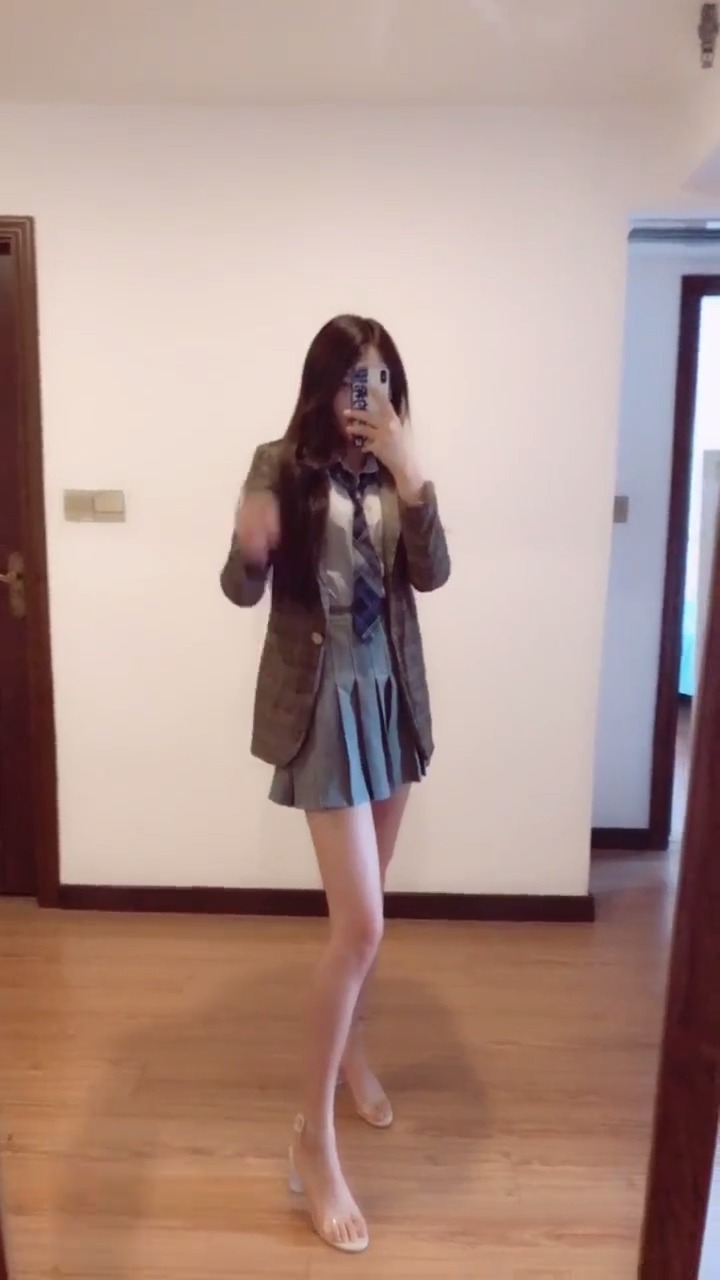 不知道是不是加了超长腿特效,但效果是真不错,好腿