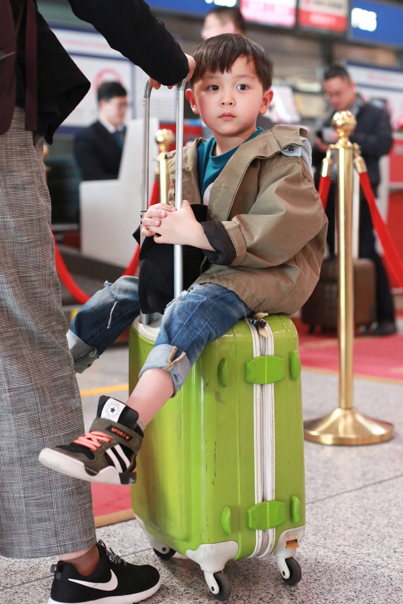 邓莎带儿子大麟子现身机场 母子温馨有爱画面超甜