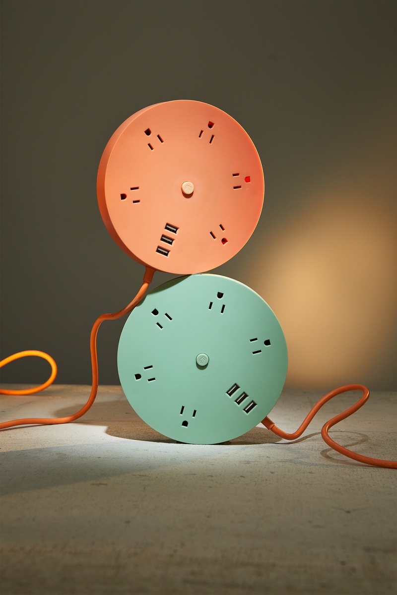 设计师jakoblukosch设计了一套复古又时尚的现代科技类产品