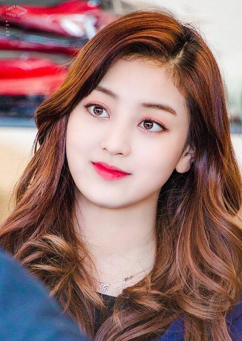 日本最美童星谷花音,小时候神似周迅简直仙女,长大就成大饼脸了