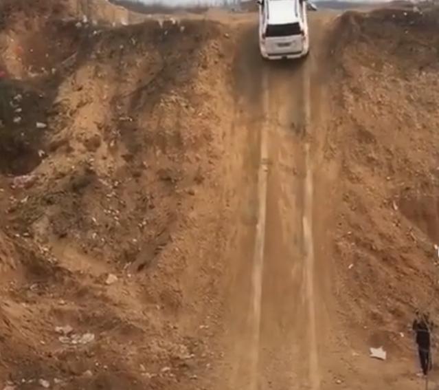 丰田霸道的极限越野,近70度斜坡,网友:很想看看哈弗h9来表演