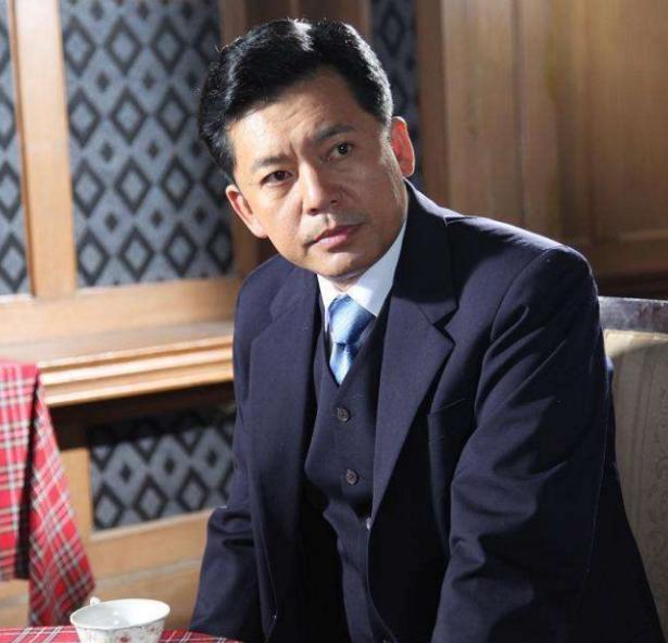 出生军人家庭,国家一级演员,与妻子相守二十四年,儿女漂亮随妈