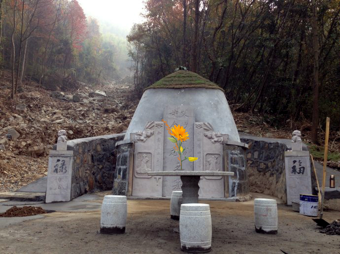 这家人的祖坟背景很大,修铁路必须绕道而行,连慈禧太后都惹不起