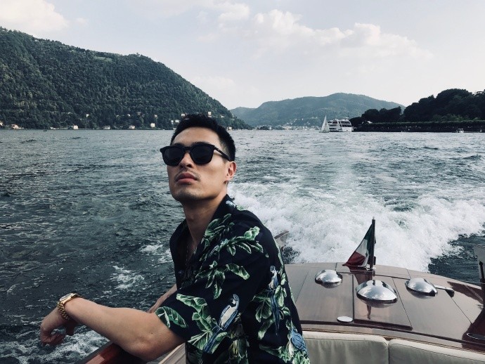 杨佑宁米兰街拍大片 化身"狼系少年"徜徉街头 有型有范