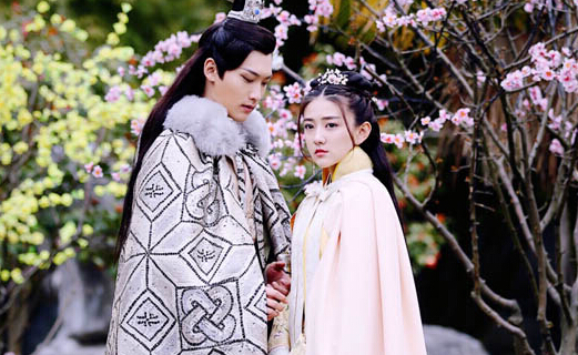 女主角曲小檀的饰演者梁洁似乎瘦了不少,极具辨识度的婴儿肥似乎也没