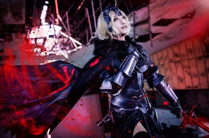 fate贞德cosplay黑贞德实在是太酷了但这高跟鞋有点过分了