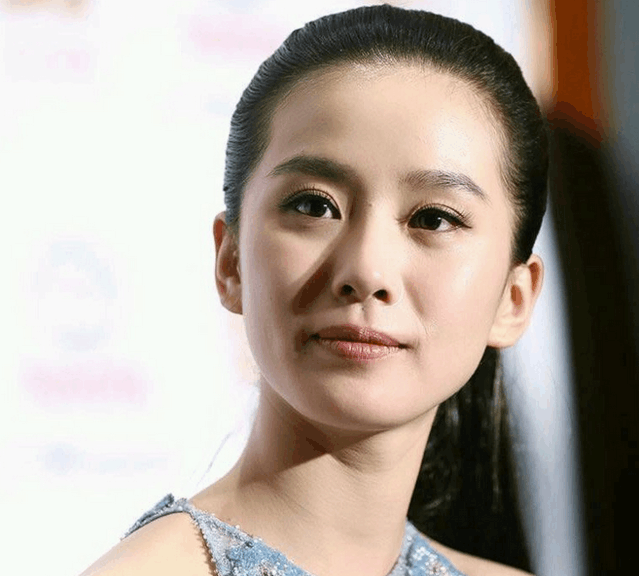 唐嫣也是大额头,和她的小脸实在不成比例!