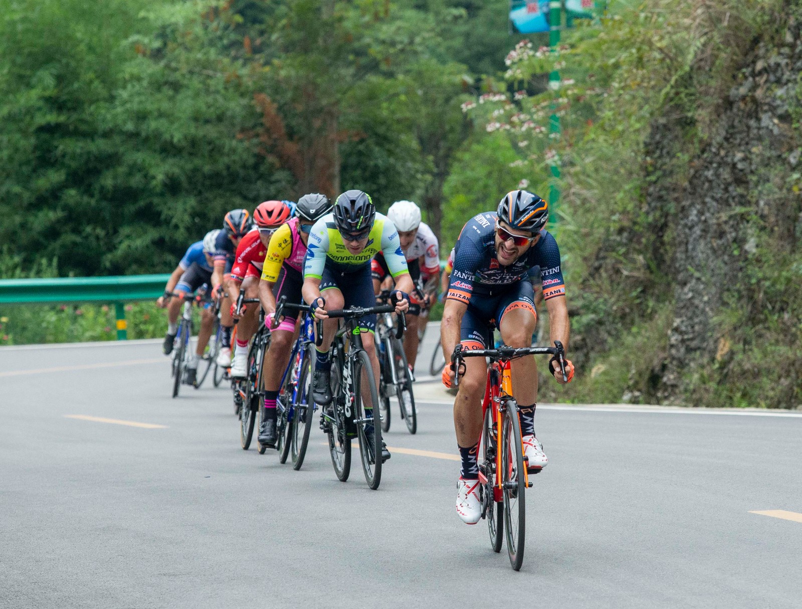 实拍2018环中国自行车赛第四赛段:百里竹海骑行 莫拉诺保住黄衫